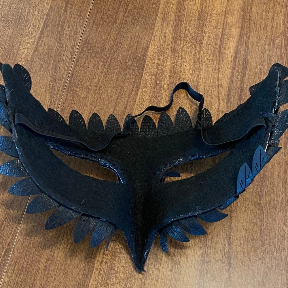 Black Feathered Half Face Mask